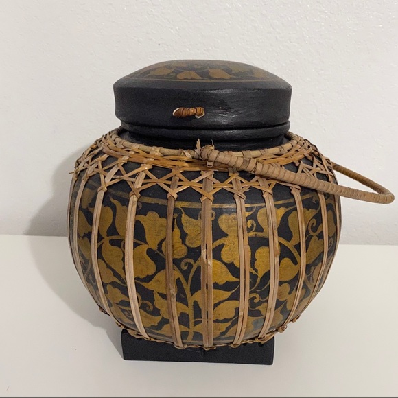 Vintage Hand Made Asian Basket with handle and lid - Picture 5 of 13